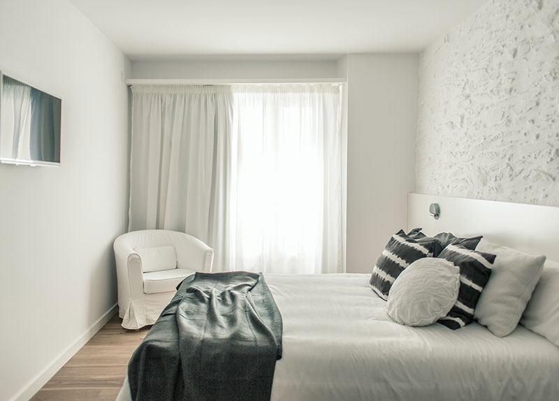 Hotel-tramuntana-cadaqués-room-window-homelifestyle-magazine