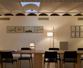 Desde hace unos días, en la Galería Santa & Cole de Barcelona, podemos disfrutar de una fabulosa exposición sobre la figura del diseñador industrial e interiorista, y miembro de la generación de los pioneros del diseño de los años 50, Miguel Milá.
