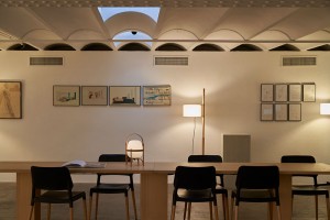 Desde hace unos días, en la Galería Santa & Cole de Barcelona, podemos disfrutar de una fabulosa exposición sobre la figura del diseñador industrial e interiorista, y miembro de la generación de los pioneros del diseño de los años 50, Miguel Milá.
